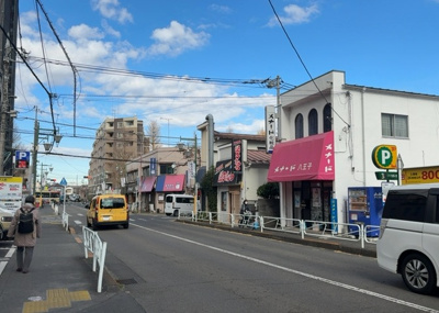 【展望】 | フレックス西八王子 | 眺望の良さを楽しめるダイニングキッチンで家族団らんの時間を過ごしてはいかがでしょうか。バルコニーから見える景色を家族で眺める時間は、時間が経つのを忘れてしまいそうですね。是非、現地を見に行きましょう！