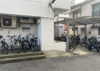 【駐車場】 | フレックス西八王子 | 車一台あたりに必要なスペースは、標準サイズの普通自動車で横幅2m50cm、長さ5mは必要になります。ただし、乗降のことも考慮して横幅3m30cm、長さ5m50cmほどは確保できるところを選びましょう。
