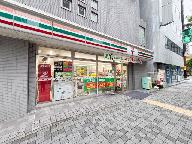 スタジオ・スクエア人形町の周辺|マンション1階にはコンビニエンスストアがございます。