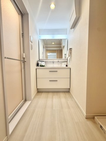 ウィンザーハイム宮前平アーベインの独立洗面台|収納力にも優れ、洗面用品をすっきりと整理できる機能的な設計です。