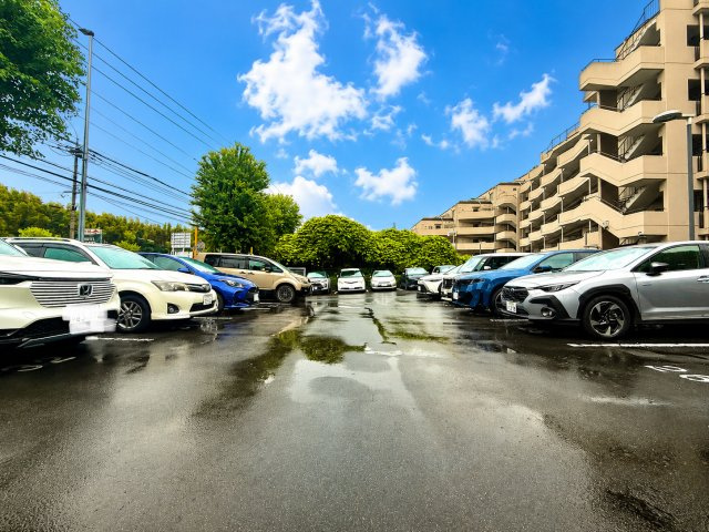 ウィンザーハイム宮前平アーベインの駐車場|愛車を身近に管理できる敷地内駐車場を確保。