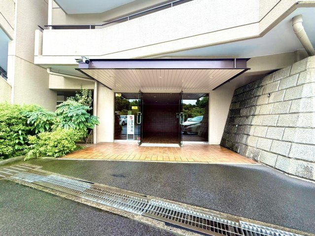 ウィンザーハイム宮前平アーベインのエントランス|街並みに調和する、落ち着きと品格のあるエントランス。