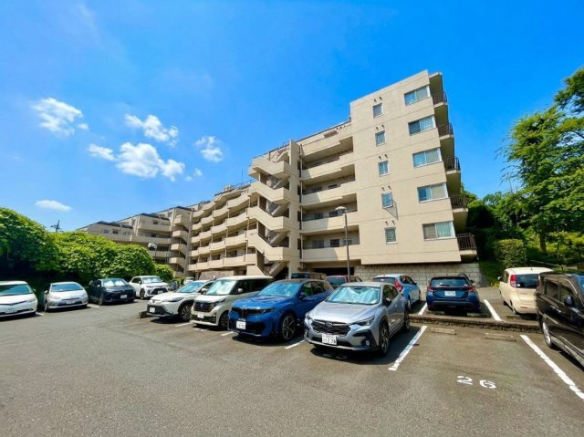 ウィンザーハイム宮前平アーベインの外観|外観は、白色系を基調にしたシックな7階建てで、プレイロットや提供公園があります。現地の北側はバス通りに面しカーアクセスも軽快で、沿道にはコンビニエンスストアや飲食店などが点在する利便性あふれる環境です