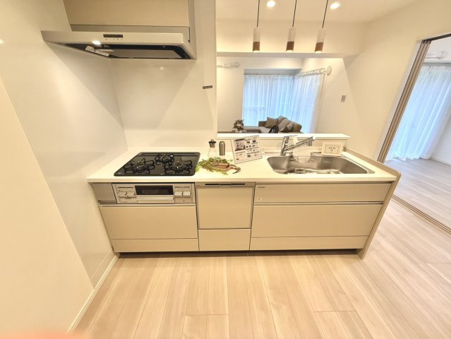 ウィンザーハイム宮前平アーベインのキッチン|作業スペースをゆとりある広さで確保したキッチンは、日々の調理を快適にサポートする機能的な設計です。