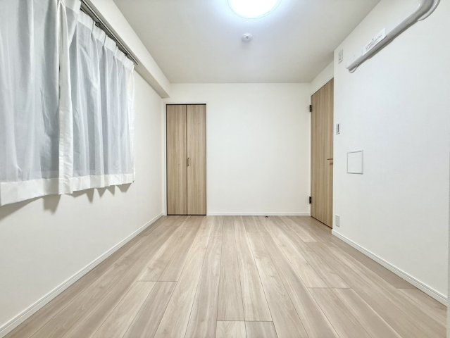 ウィンザーハイム宮前平アーベインの洋室|自然光と調和した明るい空間が、日々の暮らしに安らぎをもたらします。