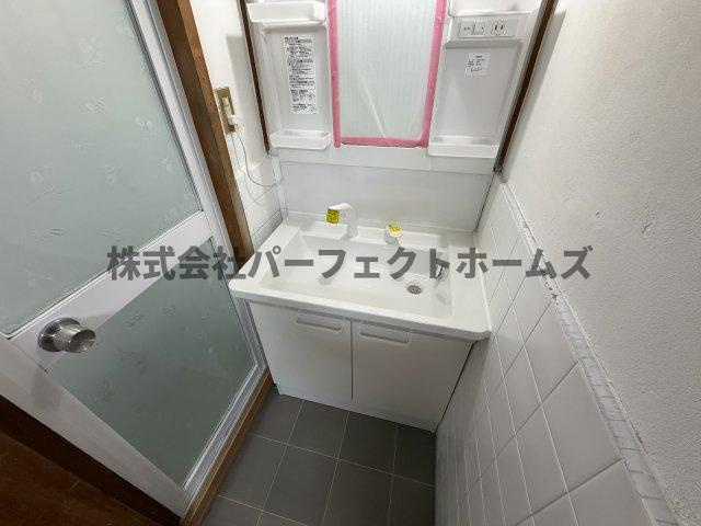 点野1丁目戸建　賃貸の独立洗面台|朝の支度にも助かる、独立の洗髪洗面化粧台