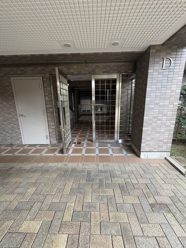 桜丘フラットのエントランス|落ち着いたエントランスです