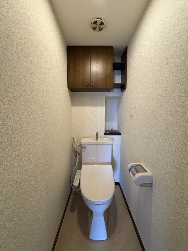 桜丘フラットのトイレ|落ち着いた色調のトイレです