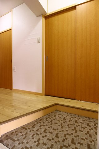 森マンションの玄関