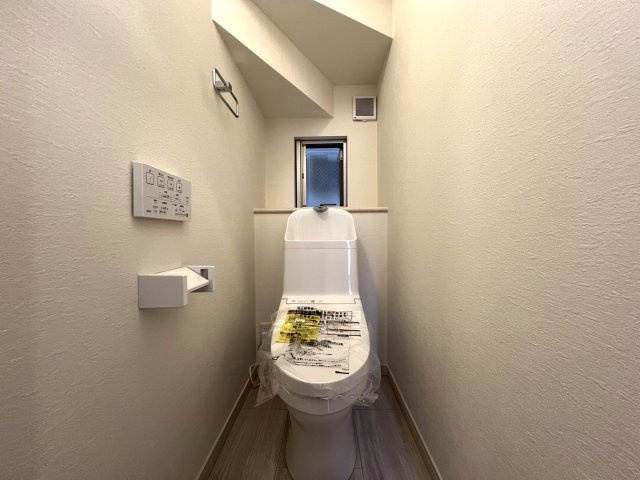 オシャレかつシャレオツなデザイン戸建☆無駄なき４LDK間取りで使い勝手バツグン♪新築だけどエアコン・カーテンレール付き☆設備も整って嬉しい【西区西戸部町】新築戸建のトイレ|トイレです