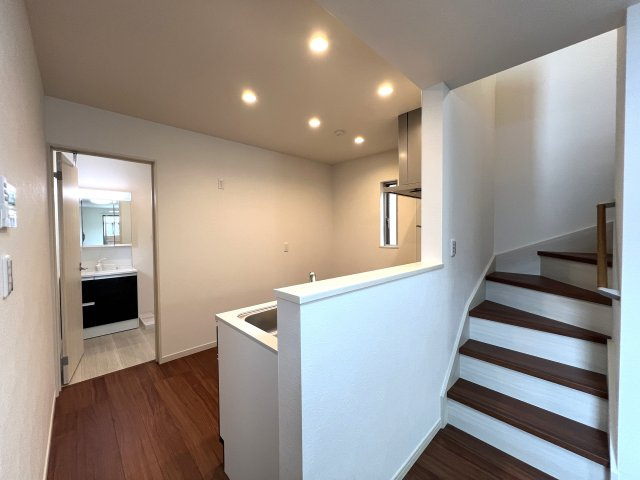 オシャレかつシャレオツなデザイン戸建☆無駄なき４LDK間取りで使い勝手バツグン♪新築だけどエアコン・カーテンレール付き☆設備も整って嬉しい【西区西戸部町】新築戸建の居間・リビング|リビングです