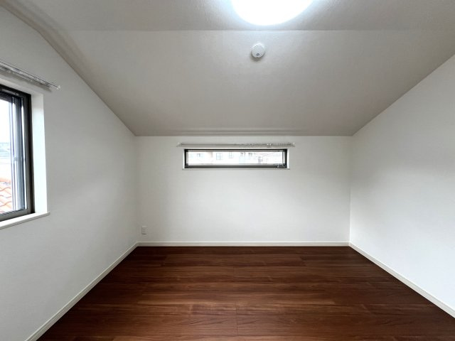 ぶっちゃけ、大きな車に乗っていない・予定ない方には朗報！！戸建でこの立地は神！！横浜駅だけでなく桜木町も庭となる。わんちゃんのお散歩で桜木町はオシャレ以外の何ものでもない【西区西戸部町】新築戸建の洋室|ゆったりした洋室です