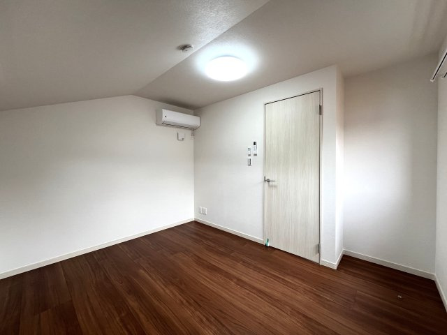 オシャレかつシャレオツなデザイン戸建☆無駄なき４LDK間取りで使い勝手バツグン♪新築だけどエアコン・カーテンレール付き☆設備も整って嬉しい【西区西戸部町】新築戸建の洋室|個人の部屋や寝室として使える洋室です