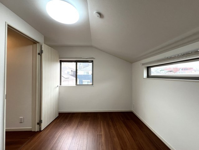 オシャレかつシャレオツなデザイン戸建☆無駄なき４LDK間取りで使い勝手バツグン♪新築だけどエアコン・カーテンレール付き☆設備も整って嬉しい【西区西戸部町】新築戸建の洋室|スタンダードな洋室です