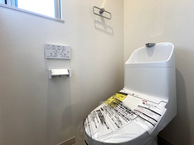 オシャレかつシャレオツなデザイン戸建☆無駄なき４LDK間取りで使い勝手バツグン♪新築だけどエアコン・カーテンレール付き☆設備も整って嬉しい【西区西戸部町】新築戸建のトイレ|ゆったりとした空間のトイレです