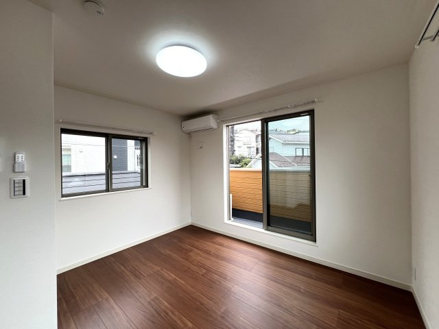 オシャレかつシャレオツなデザイン戸建☆無駄なき４LDK間取りで使い勝手バツグン♪新築だけどエアコン・カーテンレール付き☆設備も整って嬉しい【西区西戸部町】新築戸建の洋室|ゆったりした洋室です