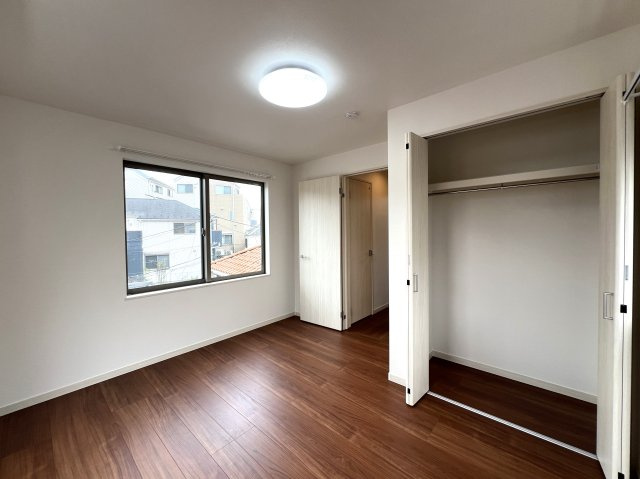 オシャレかつシャレオツなデザイン戸建☆無駄なき４LDK間取りで使い勝手バツグン♪新築だけどエアコン・カーテンレール付き☆設備も整って嬉しい【西区西戸部町新築戸建】の洋室|洋室です