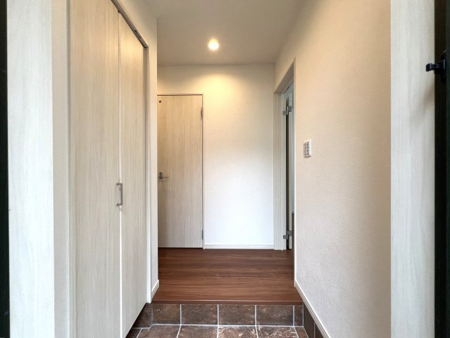オシャレかつシャレオツなデザイン戸建☆無駄なき４LDK間取りで使い勝手バツグン♪新築だけどエアコン・カーテンレール付き☆設備も整って嬉しい【西区西戸部町新築戸建】の玄関|ゆったりとした玄関です