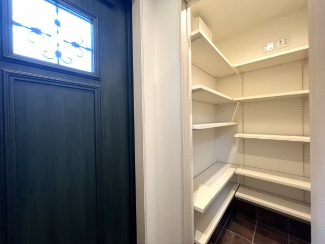 オシャレかつシャレオツなデザイン戸建☆無駄なき４LDK間取りで使い勝手バツグン♪新築だけどエアコン・カーテンレール付き☆設備も整って嬉しい【西区西戸部町新築戸建】の玄関|ゆったりとした玄関です