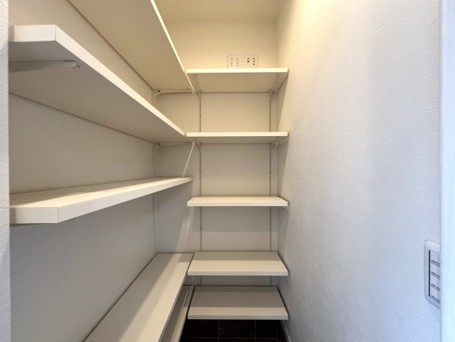 オシャレかつシャレオツなデザイン戸建☆無駄なき４LDK間取りで使い勝手バツグン♪新築だけどエアコン・カーテンレール付き☆設備も整って嬉しい【西区西戸部町】新築戸建の収納|こまごまとしたものを収納できそうですね