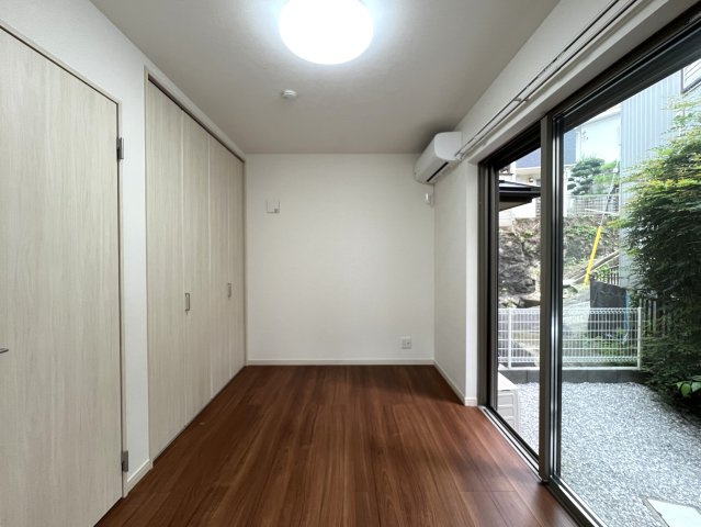 オシャレかつシャレオツなデザイン戸建☆無駄なき４LDK間取りで使い勝手バツグン♪新築だけどエアコン・カーテンレール付き☆設備も整って嬉しい【西区西戸部町新築戸建】の洋室|明るい洋室です