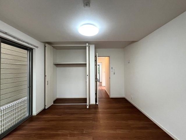 オシャレかつシャレオツなデザイン戸建☆無駄なき４LDK間取りで使い勝手バツグン♪新築だけどエアコン・カーテンレール付き☆設備も整って嬉しい【西区西戸部町】新築戸建の洋室|広々とした洋室です