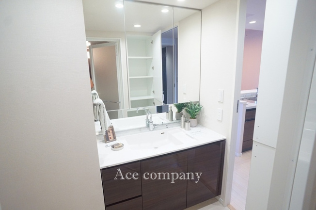 【独立洗面台】 | ザ・天王寺レジデンス | ワイドミラーの洗面台（シングルレバーシャワー水栓）・洗濯防水パン新調です☆洗面台の背面に収納あります♪