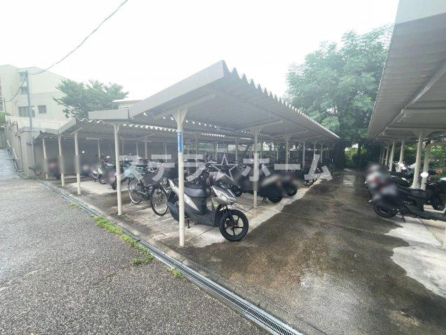 シーアイハイツ南千里C棟の駐輪場|バイク置き場です