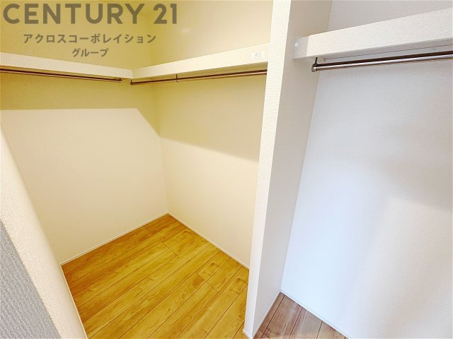 収納力が高く洋服や小物を整理しやすく、更衣室のように使え、部屋がすっきり保てます。収納の配置を自由に調整でき、換気性が良く防湿・防虫対策も可能。快適で機能的な生活空間を実現できます♪
