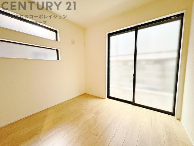 明るい色合いのフローリングとクロスを使用した洋室は家具やインテリアとも調和しやすく空間が広く感じられ開放感を生み出します。自然光を効果的に反射し、室内を明るく保つため、日中の照明使用を抑えられます。
