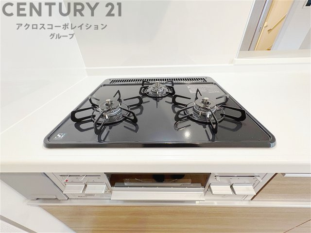 多数の調理器具を同時に使用でき、料理の効率化が可能。省エネで節約になり、様々な料理スタイルに適応できます。また、火力調整が独立しており、手入れや掃除もしやすく、今よりもっとお料理が楽しくなるかも。
