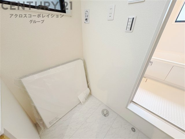 洗濯物の仕分け作業がしやすく、整理整頓が容易になります。洗濯音や湿気を他の部屋に持ち込まず、生活環境を快適に保ちます。上部を活用すれば収納スペースを確保でき洗剤や洗濯用品の整理もしやすくなります。