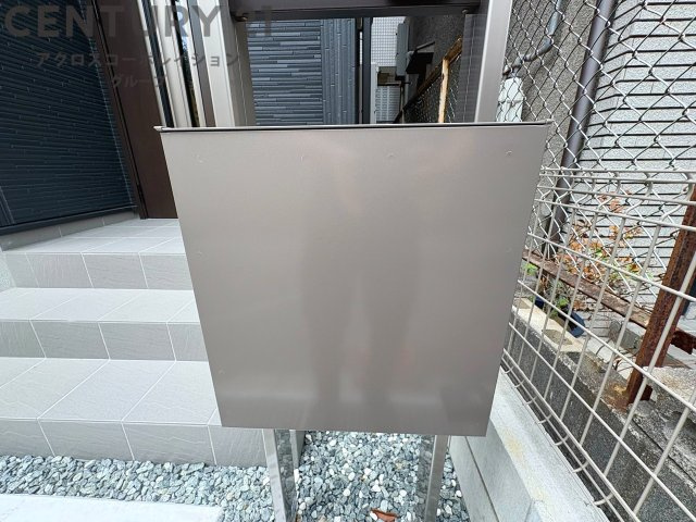 宅配ボックス機能付き門柱は荷物の受け取りや配達が便利で安全です。不在時でも荷物が確保され、盗難や損傷のリスクが減少。受け取り時間の柔軟性が向上。外出先からでも荷物の受け取りや預けが可能となります。
