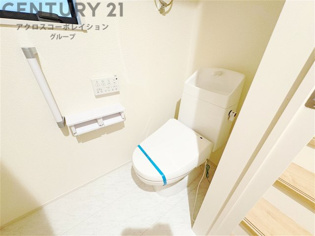 温水洗浄便座付トイレは温水洗浄機能により、暖かい水でおしりを洗浄することができ、冷たい水を使う従来の便座に比べ、温水洗浄機能で暖かいトイレを提供し、快適な使用を可能にします。
