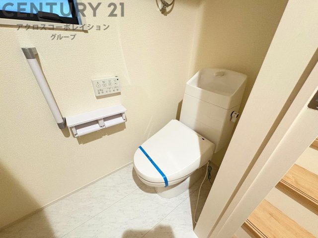 温水洗浄便座付トイレは温水洗浄機能により、暖かい水でおしりを洗浄することができ、冷たい水を使う従来の便座に比べ、温水洗浄機能で暖かいトイレを提供し、快適な使用を可能にします。
