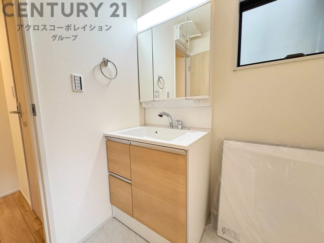 化粧品や洗顔料、歯ブラシなどの必需品をまとめて置ける収納スペースがあり、使用するたびに取り出す手間が省けます。また、水回りのため、濡れても大丈夫な素材が使用されており、お手入れが簡単です。
