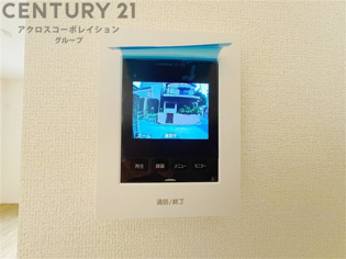 訪問者が来たときにテレビ画面で確認できるため、安心してドアを開けられます。録画機能があるものもあり、留守中に来訪者を記録しておくことができます。利便性が高く、セキュリティ面でも安心です。
