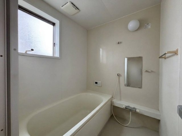 深谷市萱場　中古一戸建て　期間限定現況販売の浴室|※AIで荷物を消しております