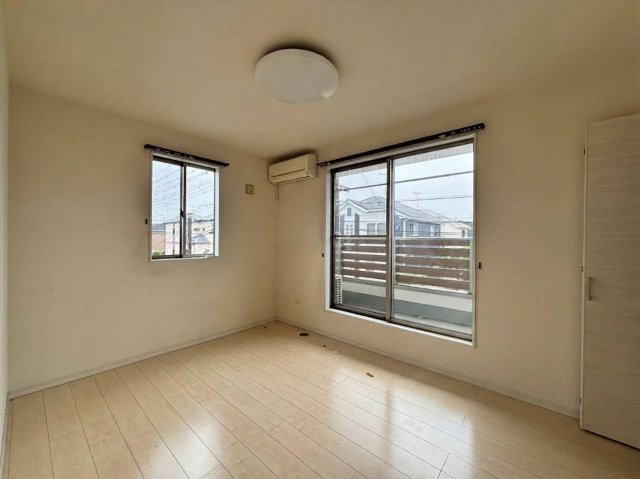 深谷市萱場　中古一戸建て　期間限定現況販売の寝室|※AIで荷物を消しております