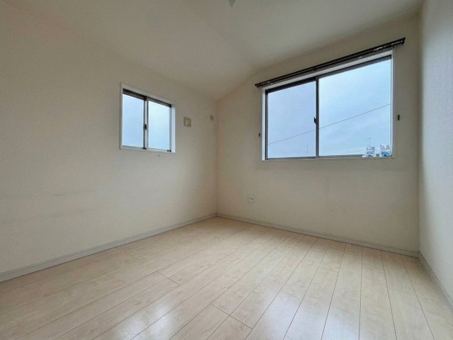 深谷市萱場　中古一戸建て　期間限定現況販売の洋室|※AIで荷物を消しております