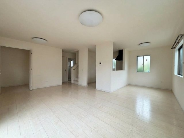 深谷市萱場　中古一戸建て　期間限定現況販売の居間・リビング|※AIで荷物を消しております