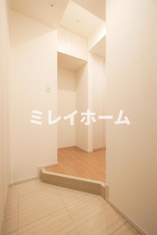 アークマーク大森町アジールコートの玄関