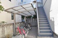 屋根付き駐輪場。（無料です。）