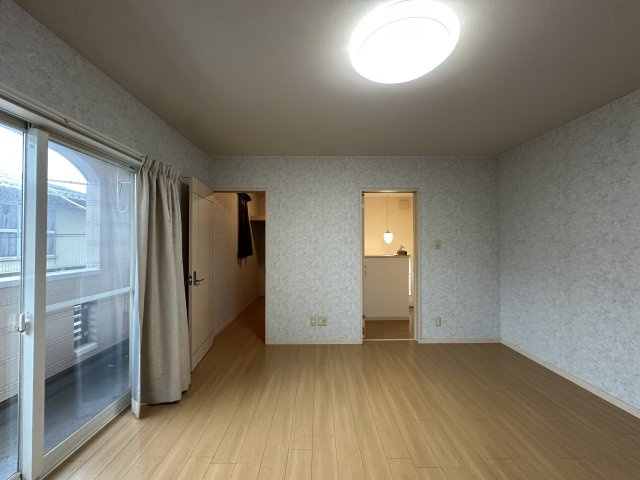 桂木　中古戸建の洋室|左の奥がウォークインクローゼット、左側はバルコニー