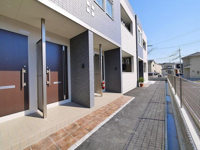 RISE東生駒のエントランス|ゆとりのあるエントランスです