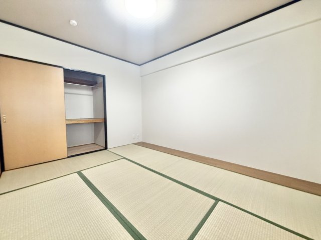パレス南塚口1号棟の和室|和室約6.0帖　布団一式収納できる押入付きで、来客用の寝室にも◎畳表替え済で快適です。