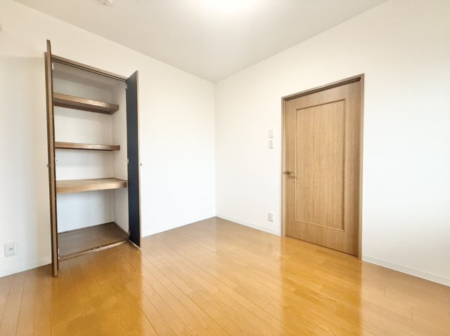 パレス南塚口1号棟の子供部屋|子供部屋約5.0帖　帰宅後すぐに自室へ向かえる動線で、お子様の子供部屋にもぴったり！