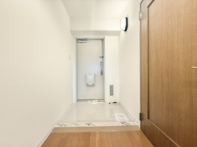 パレス南塚口1号棟の玄関|玄関フロアタイル貼替済みで、清潔感のある玄関スペース♪  
