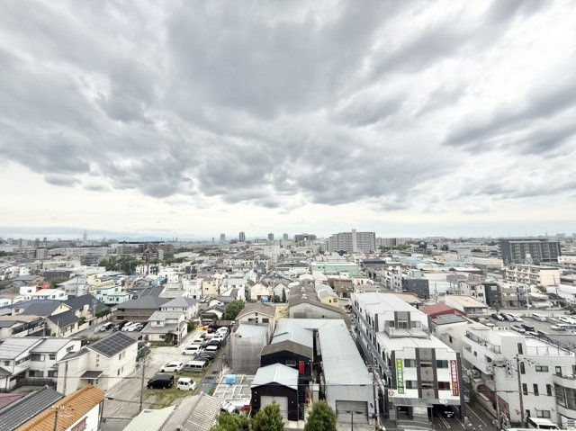 パレス南塚口1号棟の展望|青空や街並みを一望できる10階(最上階)の特等席。プライバシーが守られ、開放感を感じられます。