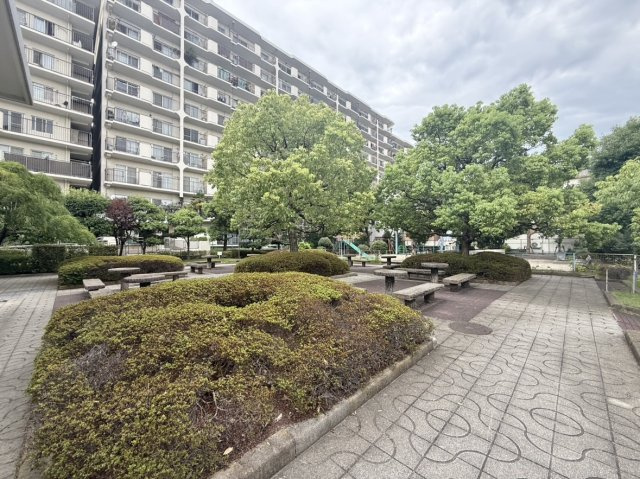 パレス南塚口1号棟の外観|阪神バス「尾浜西口」停 徒歩2分。10階建ての最上階のお部屋は、2026年7月に室内リフォーム済み♪